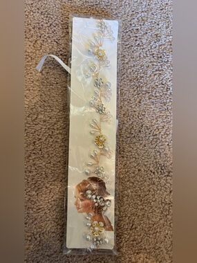 Handcrafted Pearl & Crystal Hair Vine with Gold Accents - Ivory